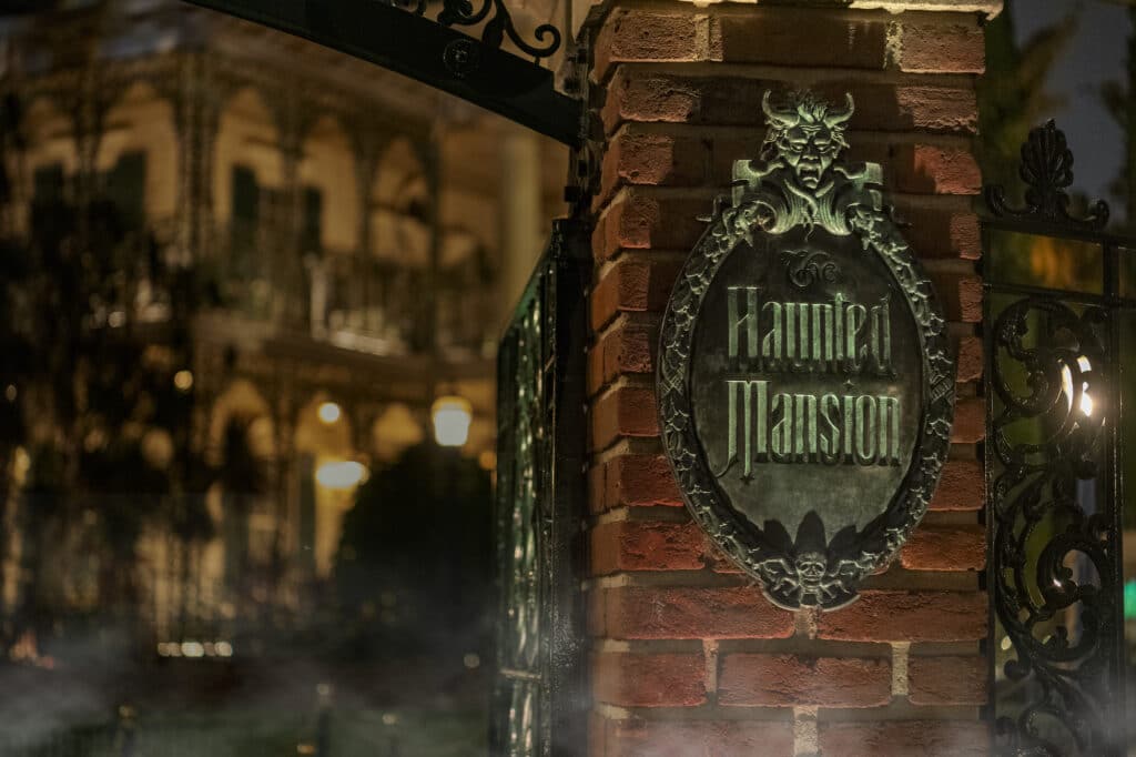 Disney Behind the Attraction: Haunted Mansion