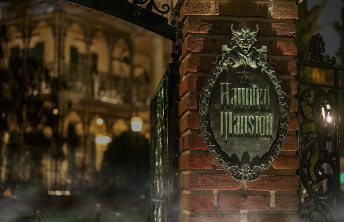 Disney Behind the Attraction: Haunted Mansion