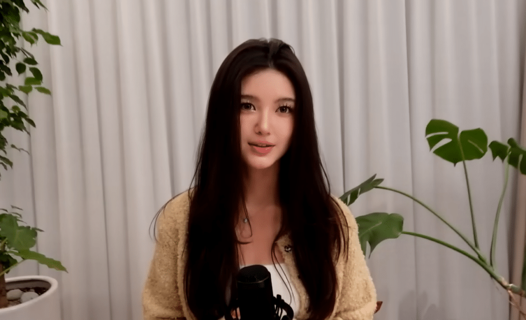 Screenshot of Danielle Marsh's 1st live to fans after ADOR's contract termination