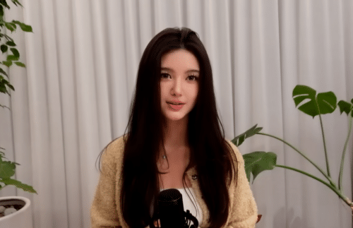 Screenshot of Danielle Marsh's 1st live to fans after ADOR's contract termination